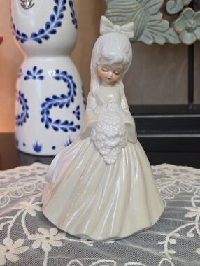 TOY0 Branded Ceramic Music Box Base in Cream Bride TAIWAN 1960